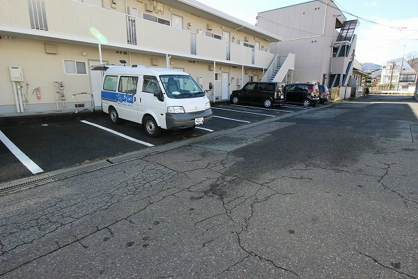 ロワイアル本郷 駐車場