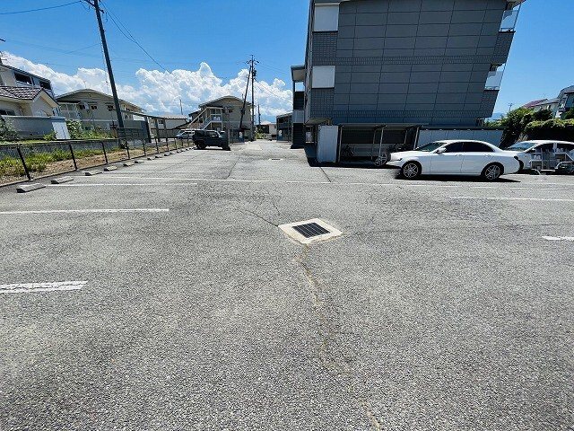 クリスタル萬月 駐車場