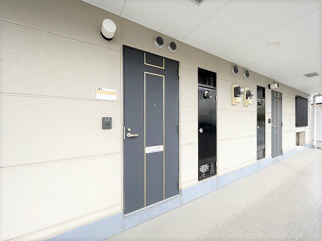 クリスタル萬月 玄関