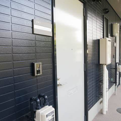 レーベン新田 玄関