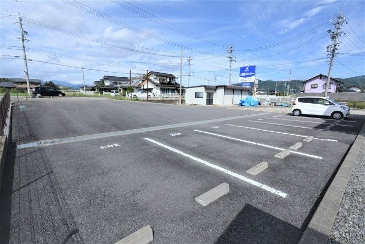 サープラスなおえ 駐車場