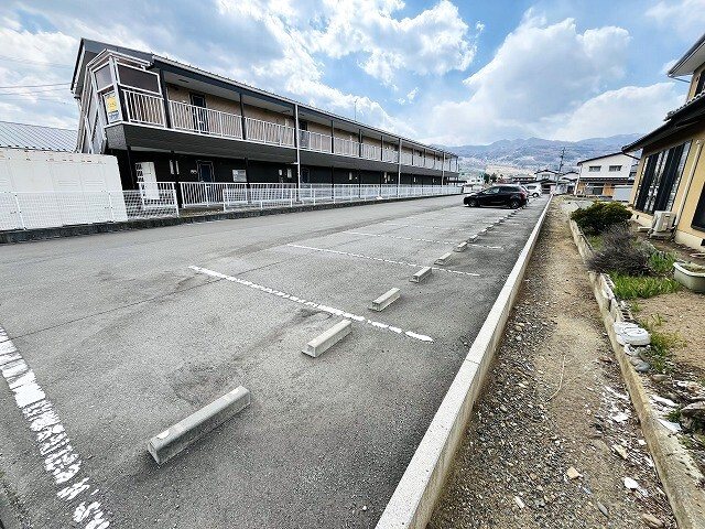 サープラス寺沢 駐車場