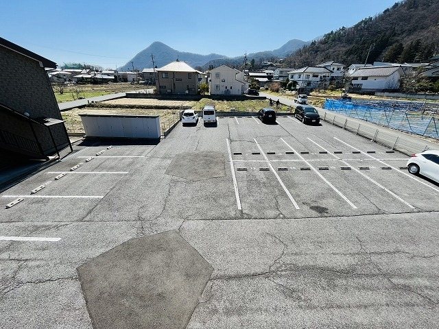 サプリング上山田A 駐車場