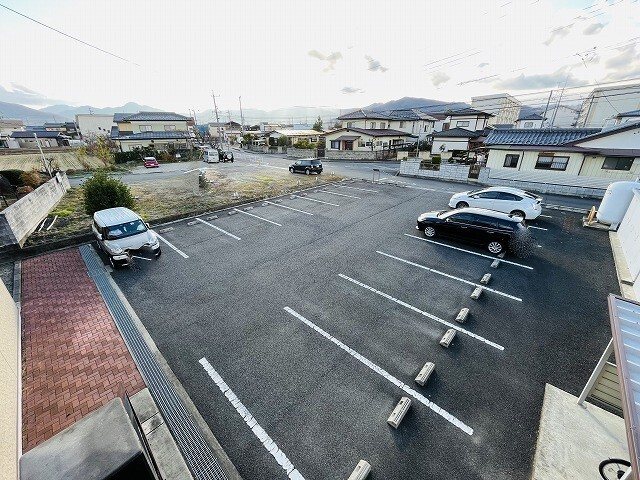 グランデール多田 駐車場