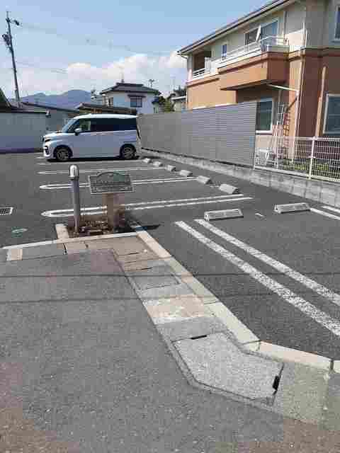 メゾンリヴェール 駐車場