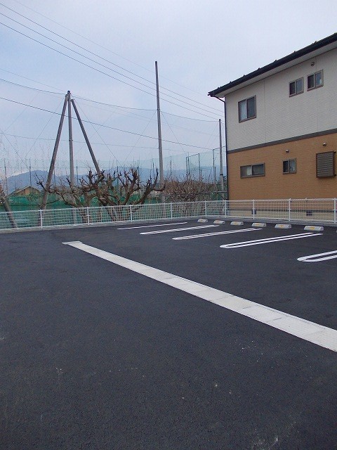 グランディア　オカ 駐車場