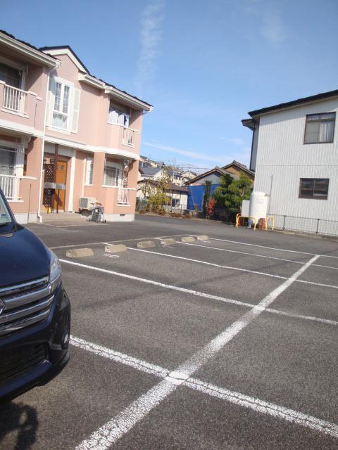 グローリアスｍｕ 駐車場