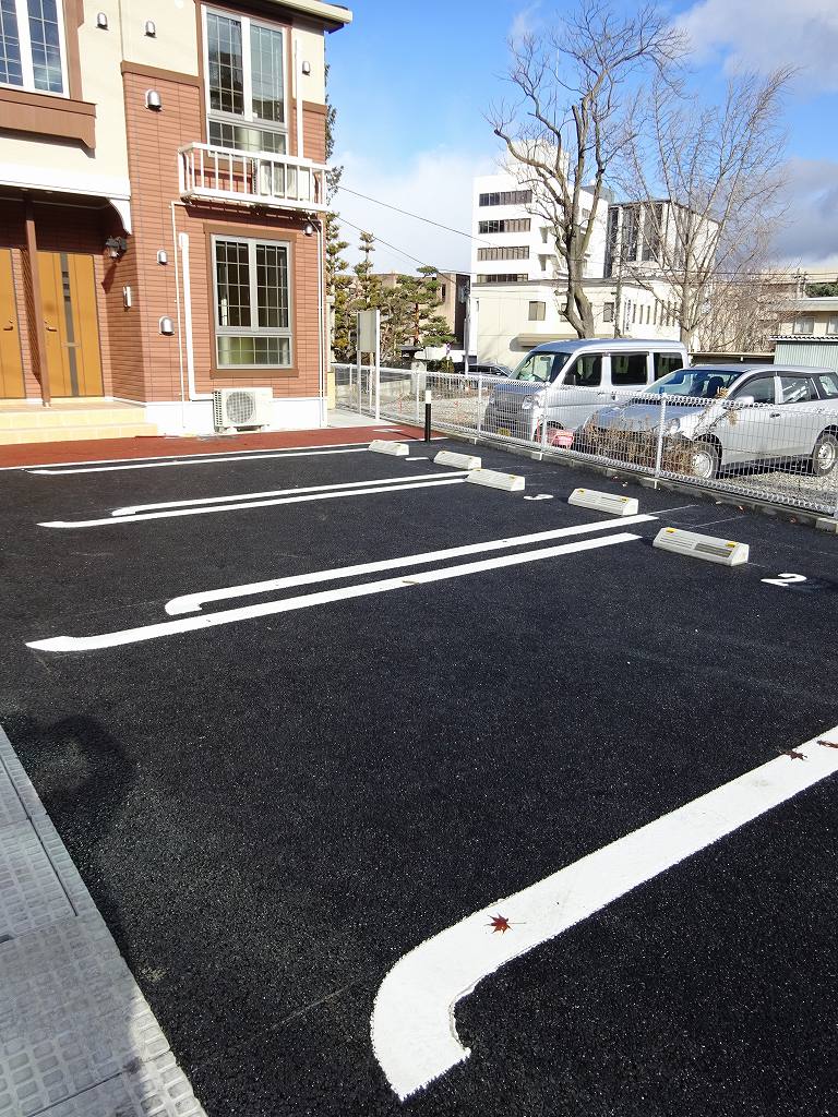 グラース聖徳 駐車場