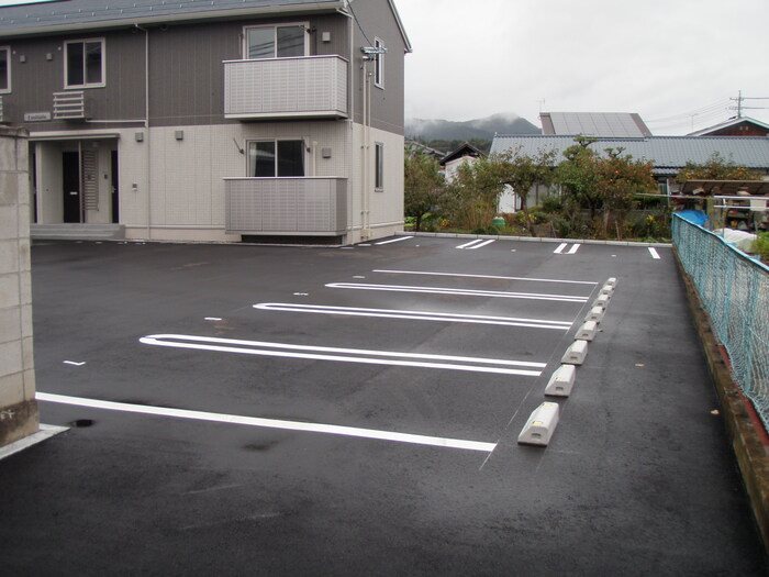 エミナーレ 駐車場