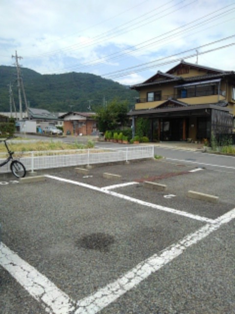 コーポラスさつき 駐車場