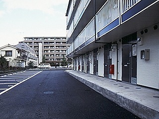 レオパレスカモミールB エントランス