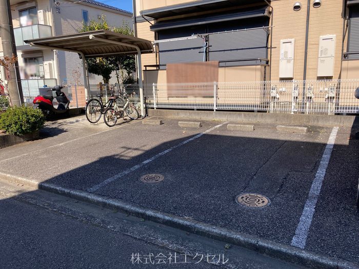 クレセントＢ 駐車場