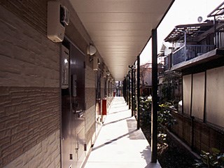 レオパレスポートサイド3 エントランス