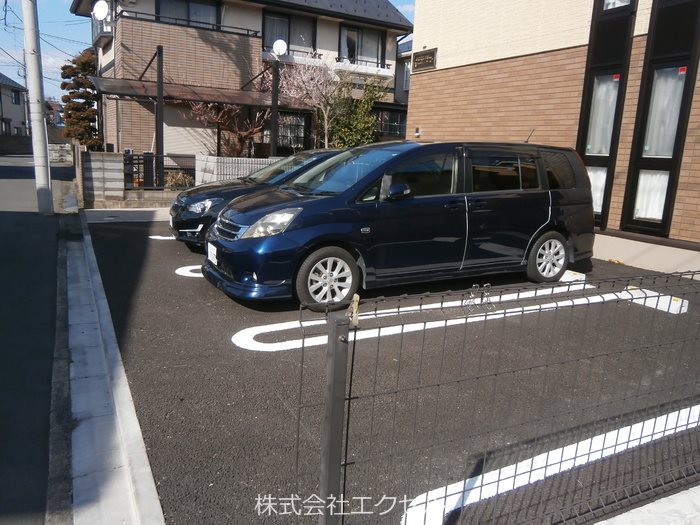 オレンジフローラ 駐車場