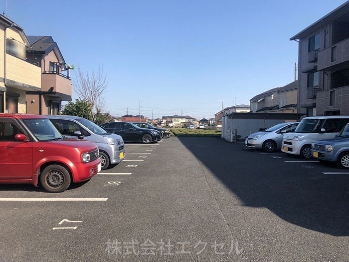 リビングタウン三ツ木C 駐車場