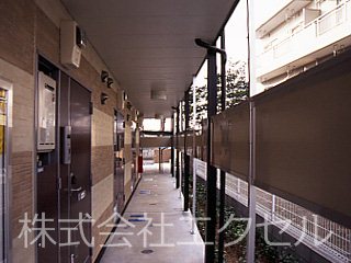 レオパレスアーベントロート エントランス