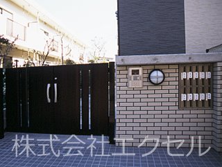 レオパレスカーサアベニュー4 エントランス