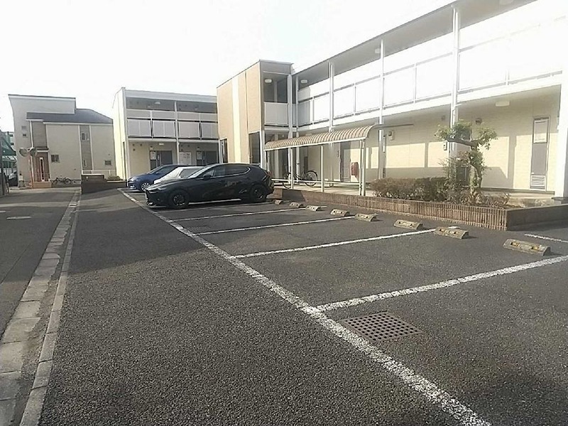レオパレスポテトハウス2 駐車場