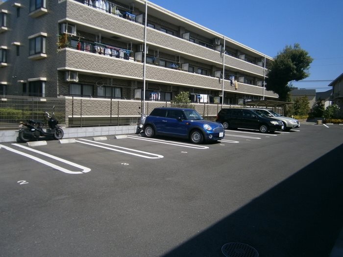 リバーサイドガーデンB 駐車場