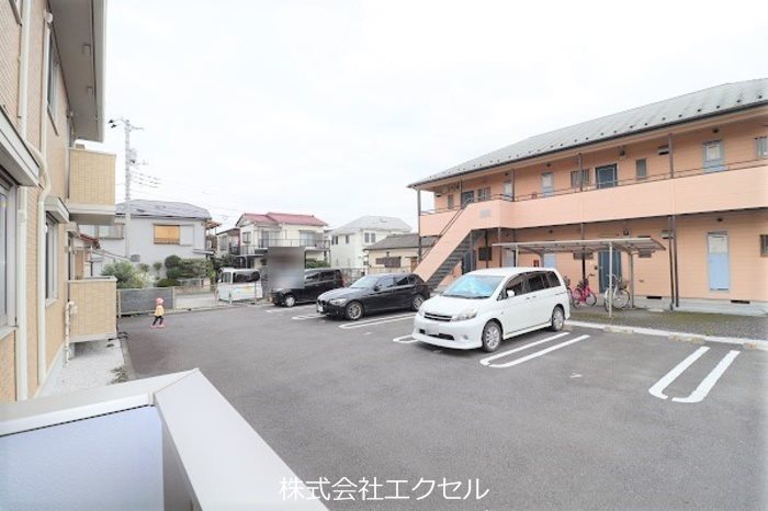 アヴニール  駐車場