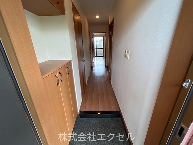ネオシュトラーゼ 玄関