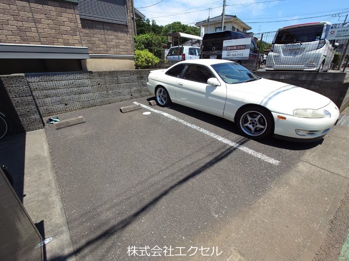 メゾンアプリコット 駐車場