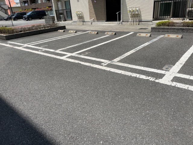 レオパレスカモミールB 駐車場