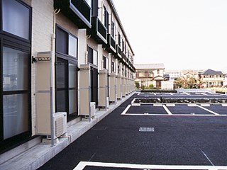 レオパレス上九沢 駐車場