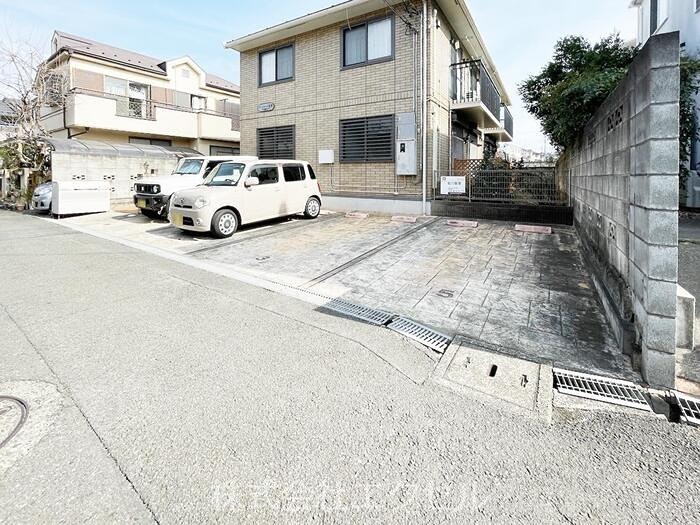 ローズコート美園 駐車場