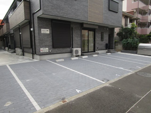 アルマコート万願寺 駐車場