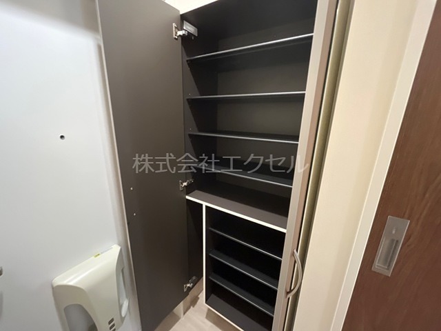 メゾンアドラブール 玄関
