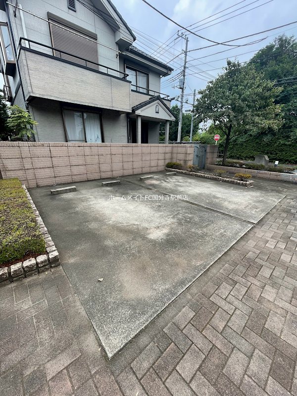 ルミエール泉 B棟 駐車場