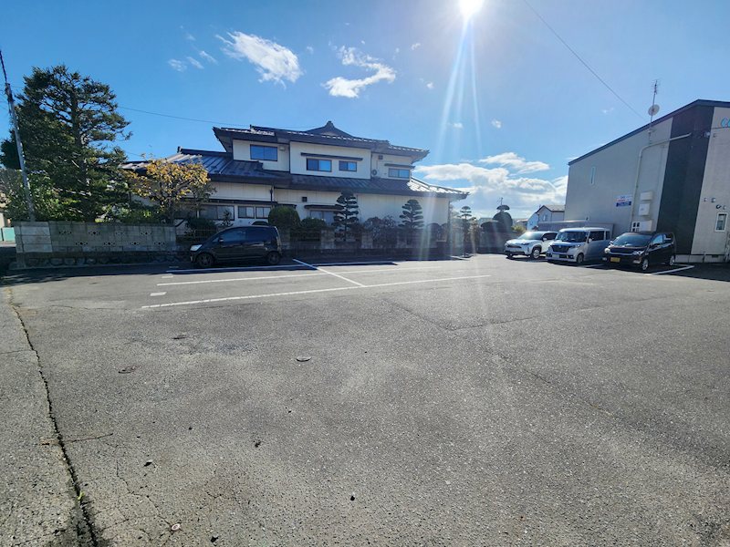 シャ・アムール 駐車場