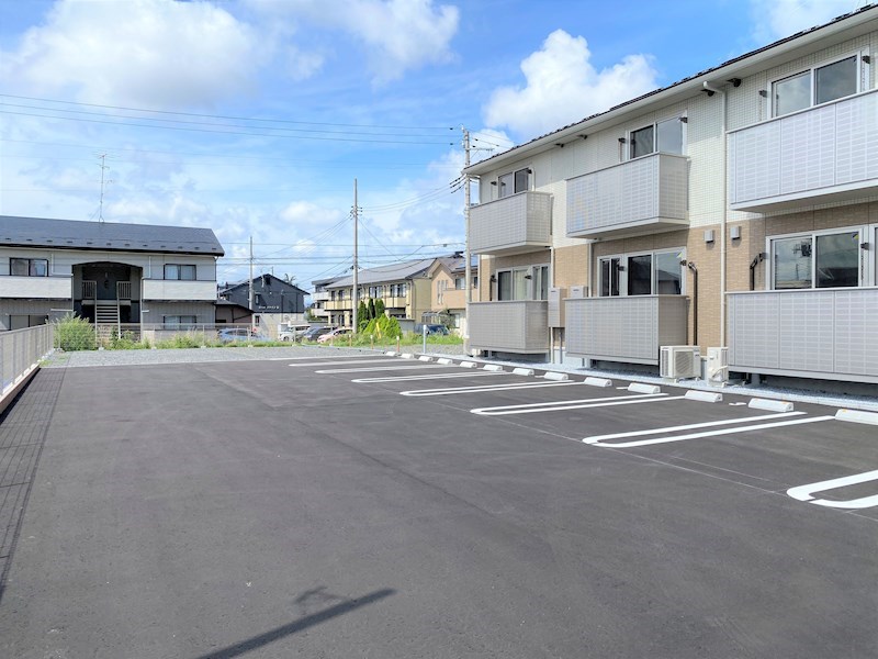ウィット新井田西 駐車場
