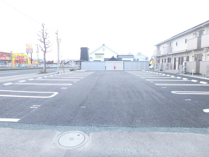 Frontier 駐車場