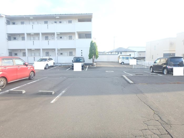 ホワイトガーデン 駐車場