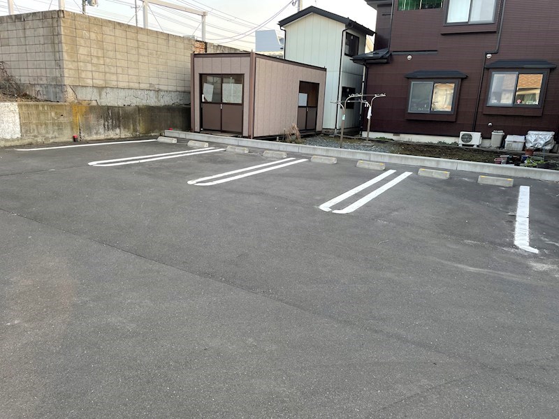 オムソール  駐車場