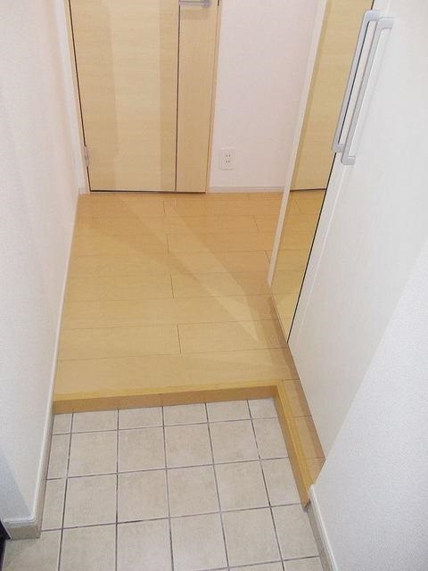 ヌーベルカクマンＣ 玄関