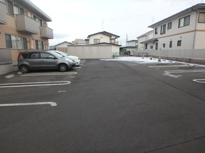 アヴェニール白銀 駐車場