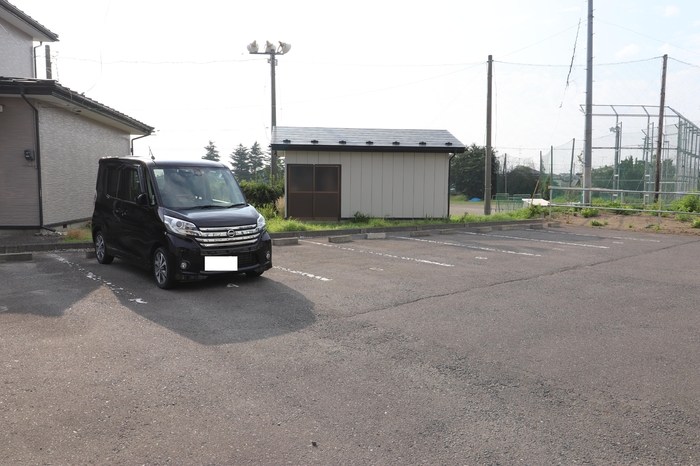 コモンライフ白銀 駐車場