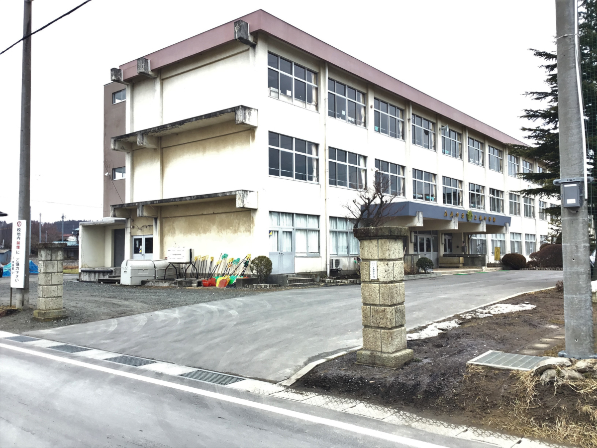 フロンティア・コート 中学校