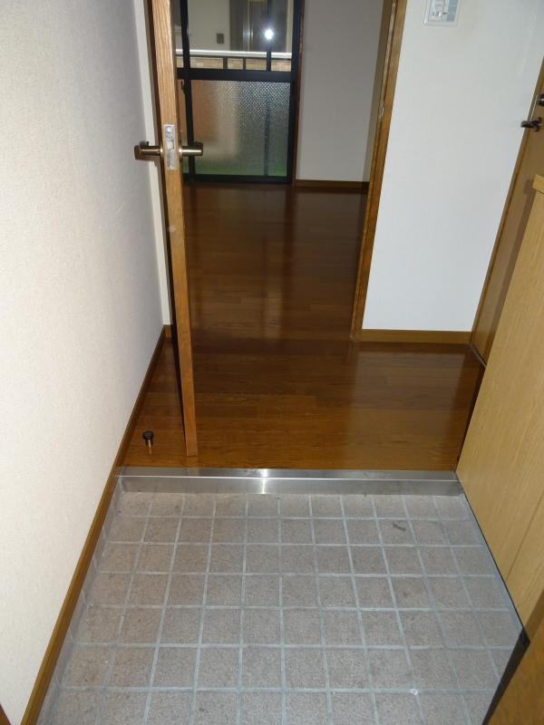 シャイングレード岩田 玄関