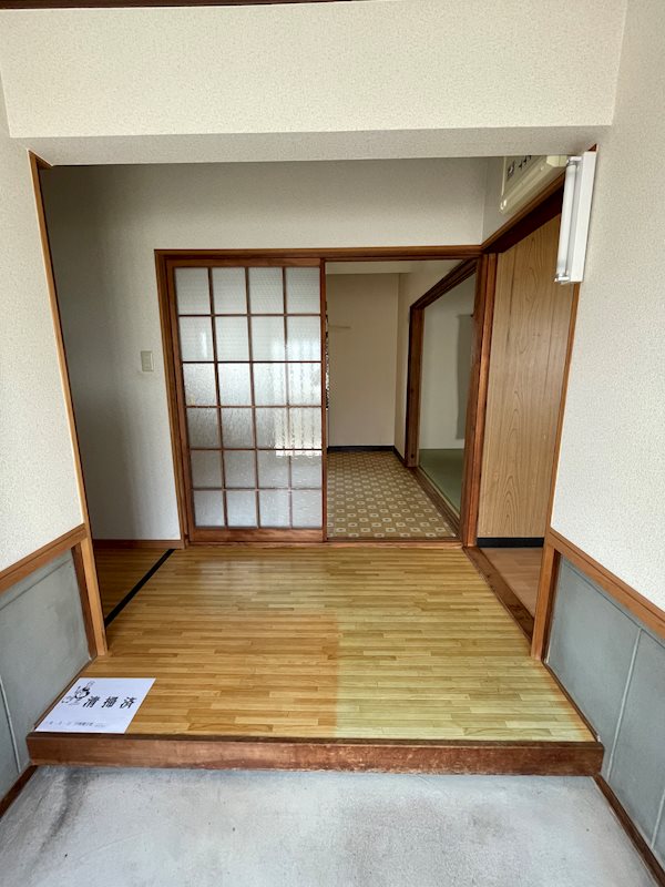 東雲町2丁目10-32貸家 玄関
