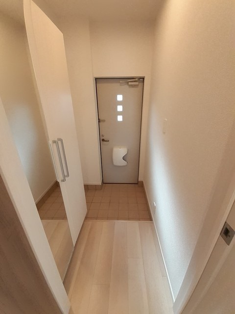 メゾンリヴィエールＭ 玄関