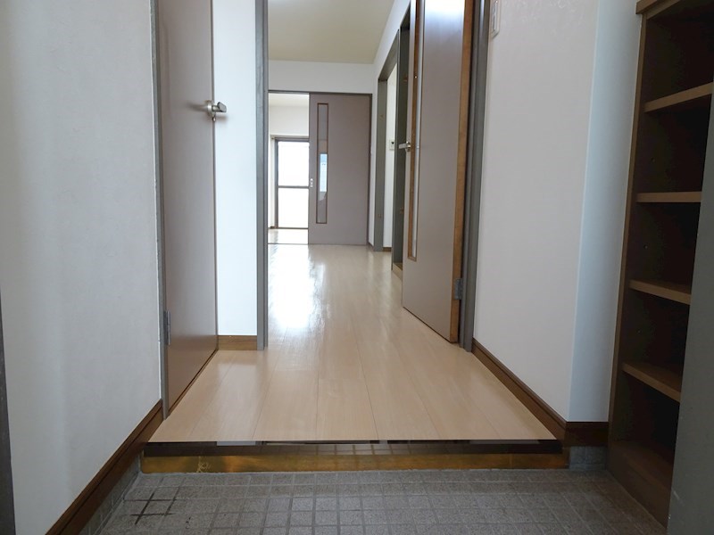 メゾンプリムラ 玄関