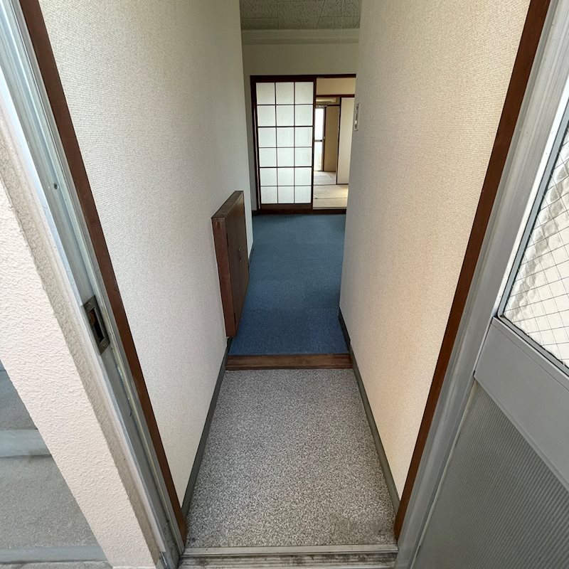 山岡ビル 玄関