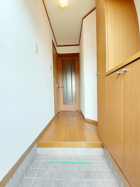 クレストールかたやま 玄関