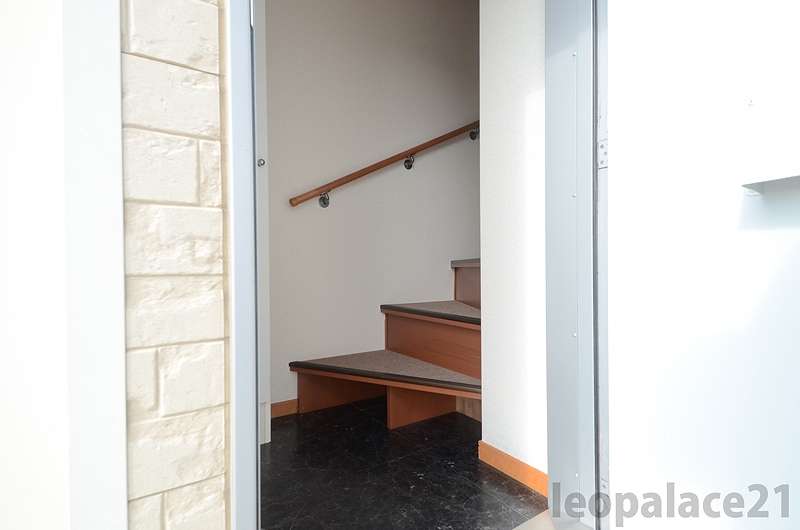 レオパレス片山 玄関