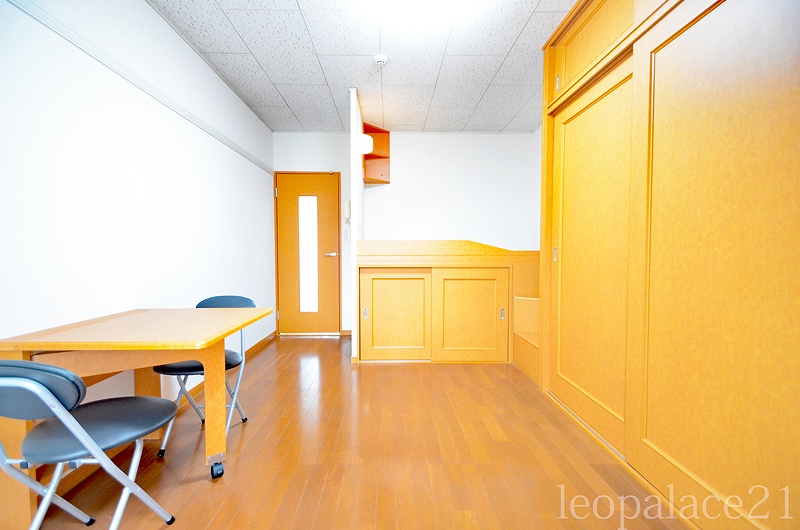 レオパレスＩＭＡＢＡＲＩ中央 リビング