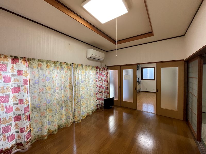 西原町3丁目貸家 リビング